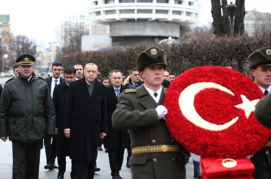 Cumhurbaşkanı Erdoğan, Ukrayna'da Meçhul Asker Anıtı'nı Ziyaret Etti