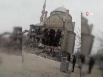CAMİİ - Depremde Ağır Hasar Alan Cami Böyle Çöktü