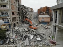 İŞ MAKİNASI - Depremin Vurduğu Elazığ'da 23 Noktada Yıkım Sürüyor
