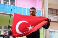 İŞ MAKİNESİ - Elazığ'da Yıkım Öncesi Operatörün Bayrak Hassasiyeti