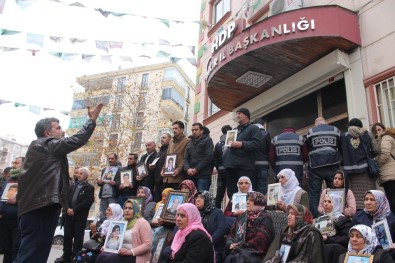 Evlat Nöbetindeki Ailelerden 'Kahrolsun HDP, Kahrolsun PKK' Sloganı