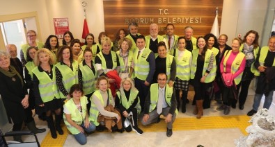 Gönüllü Hayvan Koruyucuları Kimliklerini Başkan Aras'tan Teslim Aldı