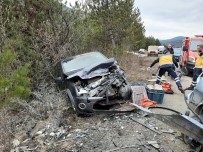 Hafif Ticari Araç İle Otomobil Çarpıştı Açıklaması 2 Yaralı Haberi