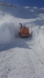 Kar Kalınlığı 4 Metreyi Aştı, Ekipleri Yolları Açmak İçin Seferber Oldu