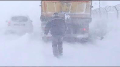 Sivas'ta Kar Kalınlığı 2 Metreye Ulaştı