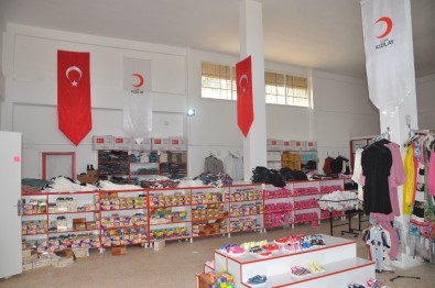 Türk Kızılay'ı Sevgi Mağazası İle Tel Abyadlıları Giydiriyor