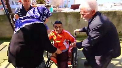 Fedakar Anne Baba Engelli Çocuklarına Bebek Gibi Bakıyor