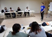 Gençler Dil Öğrenmenin Mutluluğunu Yaşıyor