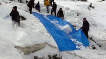 Konya'da 1700 Rakımdaki Çukura Yazın Kullanmak Üzere Kar Depoladılar