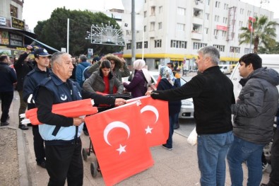 Tarsus'ta Belediye Tarafından Vatandaşlara Türk Bayrağı Dağıtıldı