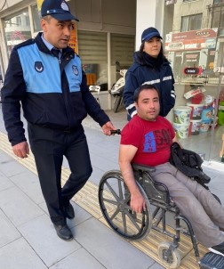 Zabıta Engelli Gence Yardım Etti