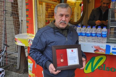 Bir Haftalık Kazancını Mehmetçik Vakfı'na Bağışladı