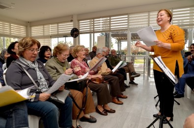 Mersin'deki Emeklilerden Türk Sanat Müziği Kursuna Büyük İlgi