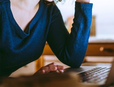 İnternete girince şok oldu! Karısını erkeklerle...