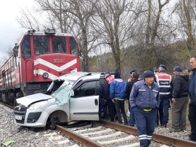 Tren, Hafif  Ticari Araca Çarptı Açıklaması 2 Ölü, 2 Yaralı