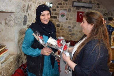 Viranşehir'de Kadınlara Karanfil