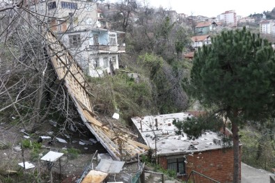 Zonguldak'ta Kuvvetli Rüzgar Çatıları Uçurdu