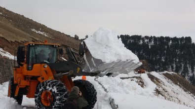 4 Aydır Kardan Kapalı Yol Ulaşıma Açıldı