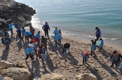 Çocuklar, Polislerle Birlikte Sahil Temizliği Yaptı