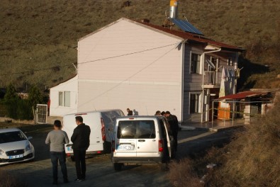 Evine giren hırsızı bıçaklayarak öldürdü