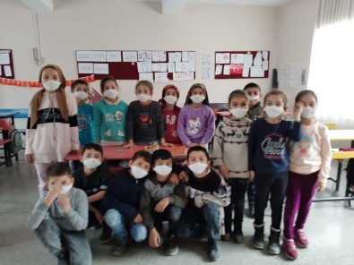 Öğrenciler Korona Virüsüne Karşı Kendi Maskelerini Yaptı