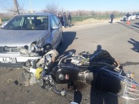 Otomobil Motosikletle Çarpıştı Açıklaması 2 Yaralı