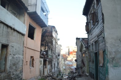 Beyoğlu'nda Metruk Bina Çöktü, Yanındaki Ev Zarar Gördü