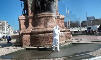 Cumhuriyet Anıtı Da Dezenfekte Edildi