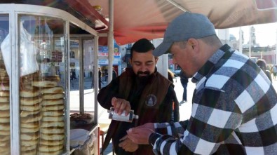 Esnaf Kardeşlerden Korona Virüse Karşı Müşterilerine 'Kolonya' İkramı