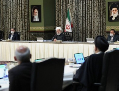 İran'da Bakanlar Kurulu'nda maske takıldı