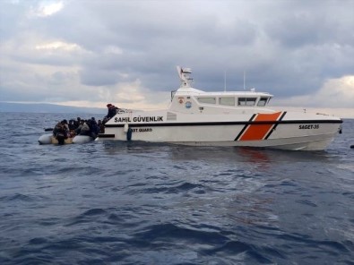 İzmir'de Türk Karasularına İtilen 48 Sığınmacı Kurtarıldı
