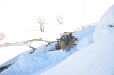 Şırnak'ta Kardan Yolları Ulaşıma Kapanan İki Aileye Ulaşıldı