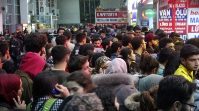 Sivas'ta Tatili Duyan Öğrenciler Bilet Satış Noktalarına Akın Etti