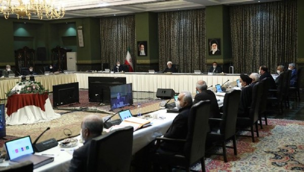 İran'da Bakanlar Kurulu'nda maske takıldı