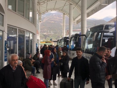Artvin'de Öğrenciler Otobüs Terminallerine Akın Etti