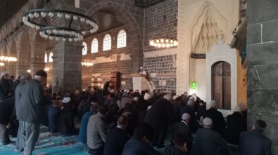 Diyarbakır'da Cuma Namazında Cemaate Korona Virüsü Uyarısı