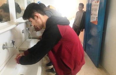Lisede Korona Virüs İçin 'Suya Sabuna Daha Çok Dokunalım' Etkinliği