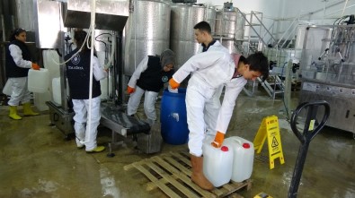 Meslek Liseli Öğrenciler Korona Virüse Karşı Gece Gündüz Türk Malı Dezenfektan Üretiyor