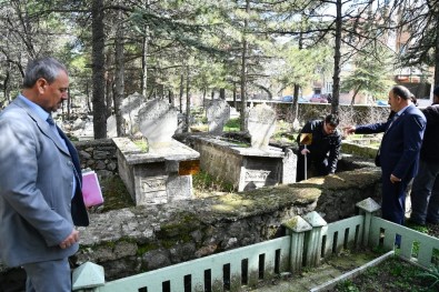 Mezarlıkta Osmanlıca Yazılı Mezar Taşları Türkçe'ye Tercüme Edildi