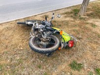 Motosiklet Otomobile Çarptı Açıklaması 1 Ölü, 2 Yaralı