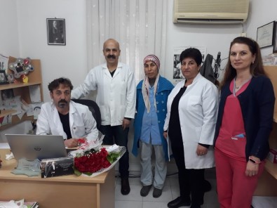 Başkan Tarhan, Doktorlara Çiçekle Teşekkür Etti