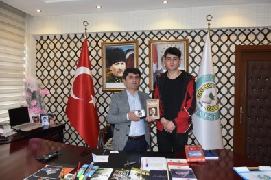 İstiklal Marşı Okuma Yarışmasındaki Ödülünü Mehmetçiğe Bağışladı