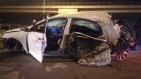 İzmir'de Feci Kaza... Otomobil Tramvay Yolunu Aşıp Karşı Yola Geçti Açıklaması 4 Yaralı