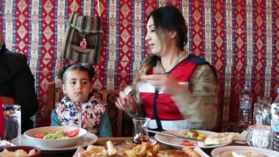 Kadın Astsubaylar Depremzede Ailelerin Yaralarını Sarıyor