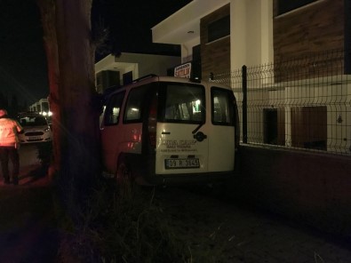 Kuşadası'nda Otomobil Ağaçla Duvar Arasına Sıkıştı
