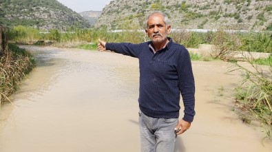 Mersin'de Sel Suları Mahalle Yolunu Kapattı