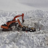 42 Kişinin Hayatını Kaybettiği Çığın Altındaki İş Makineleri Çıkarılıyor