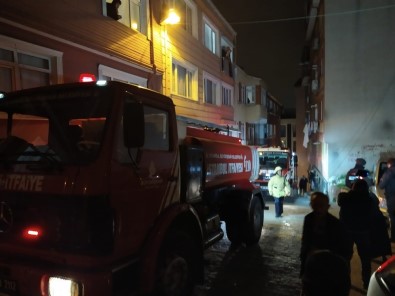 Beyoğlu'nda Bina Girişindeki Yangın Panik Oluşturdu