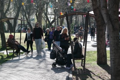 Güneşli Havayı Gören Eskişehirliler Parklara Akın Etti