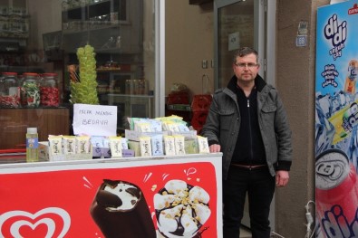 Koronaya Karşı Bedava Islak Mendil Dağıtıyor